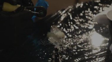 Ana dövmeci dövme için Araçlar hazırlar. Boş boya... kutularını