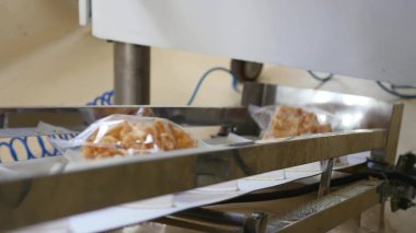 Paket Yemek Fabrikası'nda üretim hattında