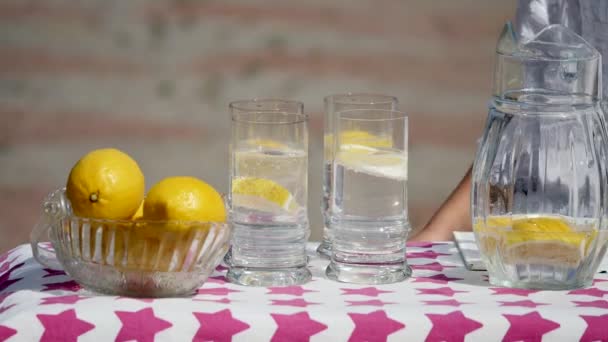 Niña tratando de vender limonada — Vídeos de Stock