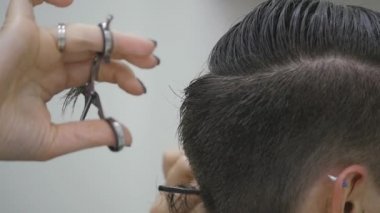 Kadının Kuaför Saç Kısa saç şekillendirme yapar. ağır çekim
