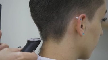 Berberler, saç kesimi. Bayan Kuaför Bayan saç kesim tarafından bir stil şekillendirme. ağır çekim