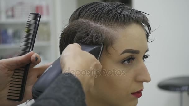 Стрижка на перукарів. Жіночий перукар, що формує жіноче волосся в стилі шляхом різання — стокове відео