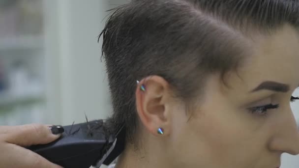 Haarschnitt beim Friseur. Friseurin formt Damenhaare zu einem Stil, indem sie schneidet — Stockvideo