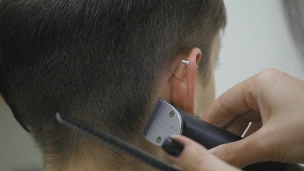 Taglio di capelli a barbieri. Parrucchiere femminile modellare i capelli delle donne in uno stile tagliando. rallentatore — Video Stock