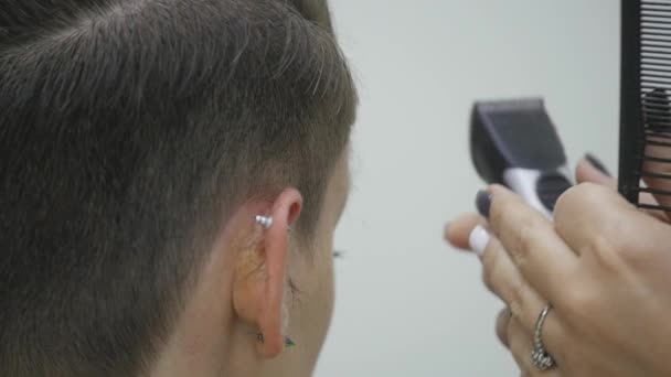 Coupe de cheveux chez le coiffeur. Femme coiffeur façonner les cheveux des femmes dans un style en coupant. au ralenti — Video