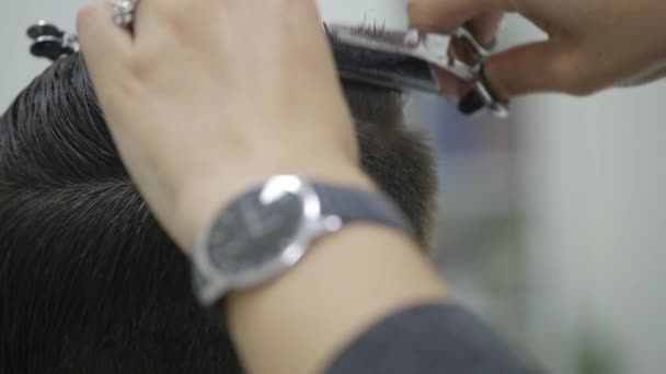 O cabeleireiro de mulheres faz styling seu cabelo no cabelo curto. câmara lenta — Vídeo de Stock