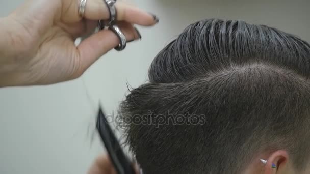 O cabeleireiro de mulheres faz styling seu cabelo no cabelo curto. câmara lenta — Vídeo de Stock