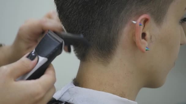 Haircut at barbers. Female hairdresser shaping womens hair into a style by cutting. slow motion — Stock Video