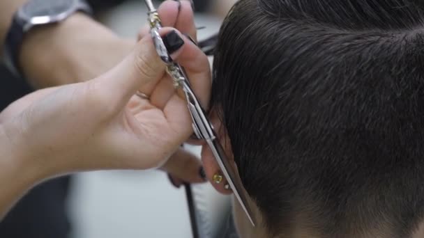 Женский парикмахер делает укладку волос на коротких волосах. замедленное движение — стоковое видео