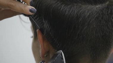 Berberler, saç kesimi. Bayan Kuaför Bayan saç kesim tarafından bir stil şekillendirme. ağır çekim