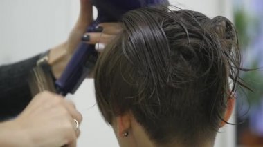 Genç kadın onun saç darbe alma bir kuaför salonu kurutulmuş