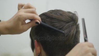 Saçları kısa saç şekillendirme womans Kuaför yapar
