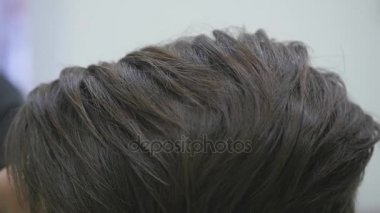 Kadının Kuaför Saç Kısa saç şekillendirme yapar. yakın çekim. ağır çekim