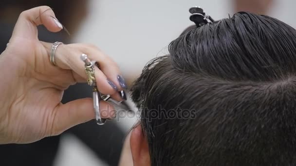 La peluquera de las mujeres hace peinar su cabello en el pelo corto. cámara lenta — Vídeos de Stock