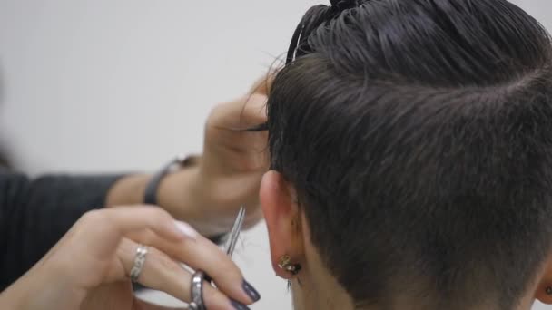 La peluquera de las mujeres hace peinar su cabello en el pelo corto. cámara lenta — Vídeos de Stock