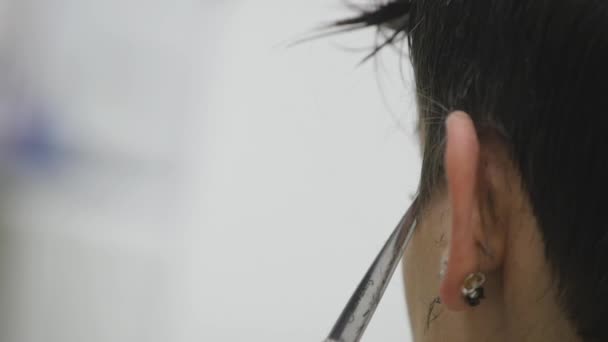 Dámská kadeřnice dělá, její vytváření účesu pro krátké vlasy. Zpomalený pohyb — Stock video