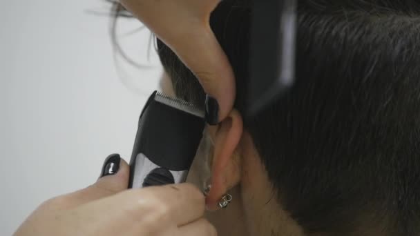 Corte de cabelo nos barbeiros. Cabeleireiro feminino moldar o cabelo das mulheres em um estilo de corte. câmara lenta — Vídeo de Stock