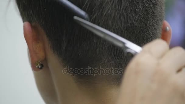 La peluquera de las mujeres hace peinar su cabello en el pelo corto. cámara lenta — Vídeos de Stock