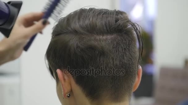 Young woman in a hair salon getting her hair blow dried — Stock Video