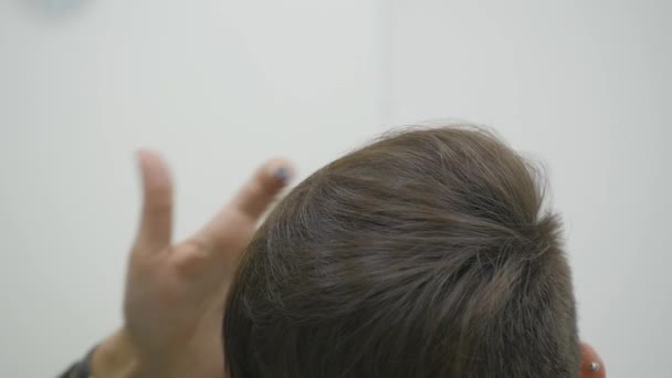 La peluquera de las mujeres hace peinar su cabello en el pelo corto — Vídeos de Stock