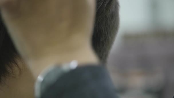 Ustalana na krótkie fryzury kobiece klienta w lustro. Koncepcja mody i urody. prace wykończeniowe. z bliska — Wideo stockowe