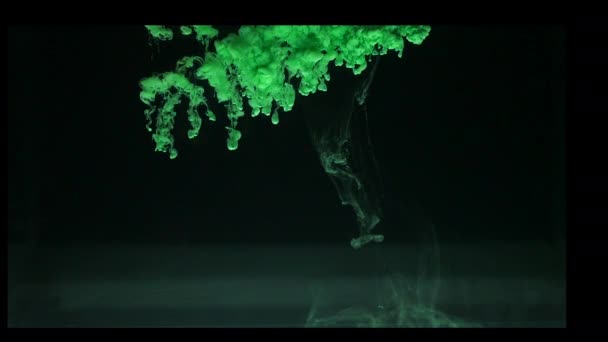 Yeşil mürekkep su. yakın çekim. ağır çekim — Stok video