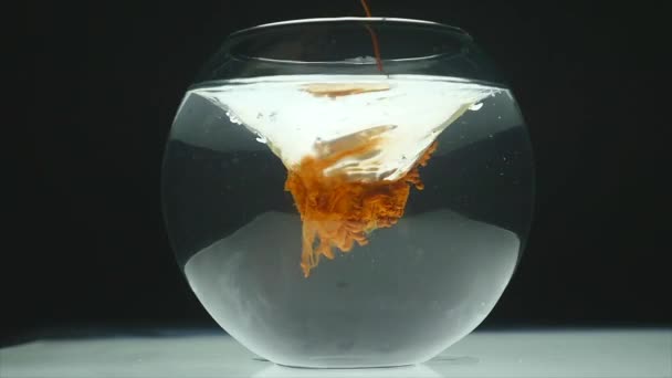 L'encre orange tourne dans l'eau — Video