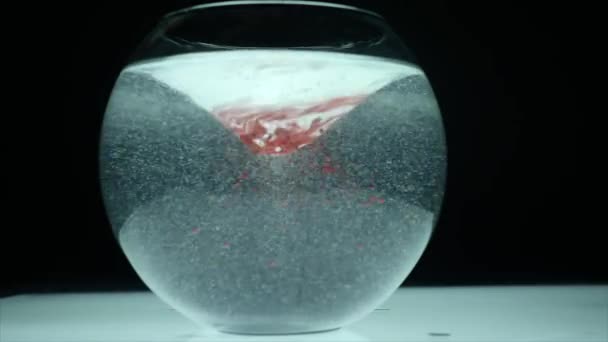 Κόκκινο χρώμα σε ένα ενυδρείο με νερό. άντληση — Αρχείο Βίντεο
