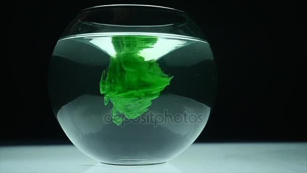 Tinta verde e azul giram em água — Vídeo de Stock