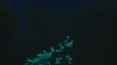 Su çekim Mavi Mürekkep siliniyor