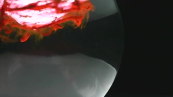 Κόκκινο χρώμα σε ένα ενυδρείο με νερό. άντληση. κοντινό πλάνο — Αρχείο Βίντεο