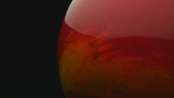 peinture rouge dans un aquarium avec de l'eau. abstraction. gros plan 
