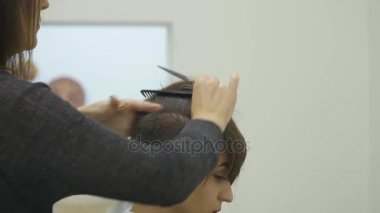 Saçları kısa saç şekillendirme womans Kuaför yapar