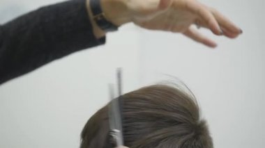 Saçları kısa saç şekillendirme womans Kuaför yapar