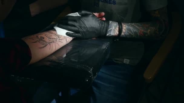 Tatooer coloring tatoo with a tatoo machine. close up — Stock Video