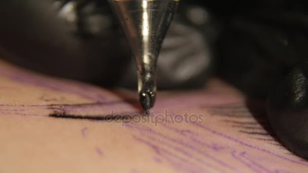 Татуировочная раскраска тату с тату-машиной. close up — стоковое видео