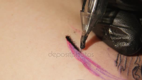 Tatooer kleuren Tattoo met een tattoo machine. Close-up — Stockvideo