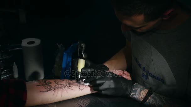 Shot z tetování umělce v nástroji pro tvorbu — Stock video