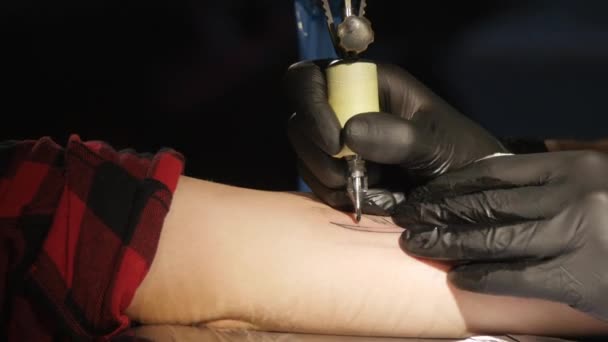 Tiro de artista del tatuaje en la creación — Vídeos de Stock