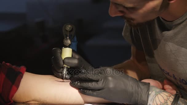 Tiro de artista del tatuaje en la creación — Vídeo de stock