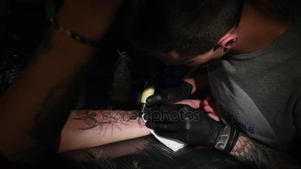 Lövés a tetováló művész létrehozása — Stock videók