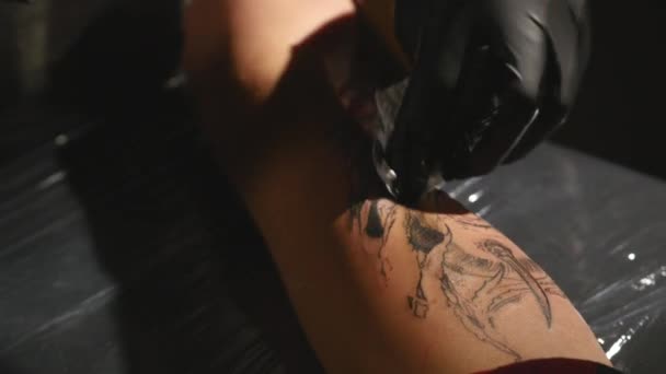 Tatuagem artista fazer tatuagem em estúdio, tatuagem no corpo — Vídeo de Stock