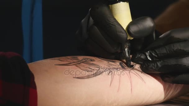 Тату художник робить татуювання в студії, татуювання на тілі — стокове відео