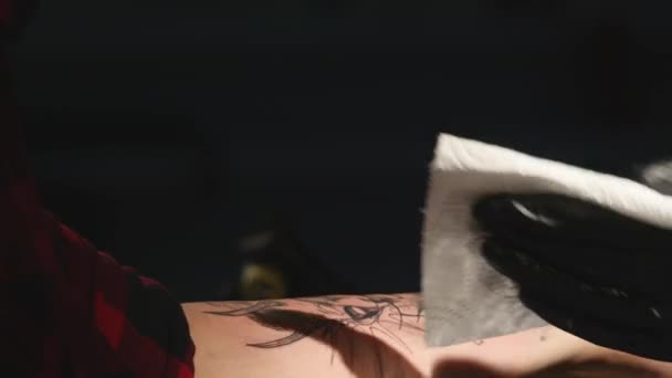 Καλλιτέχνης τατουάζ κάνει τατουάζ στο studio, τατουάζ στο σώμα — Αρχείο Βίντεο