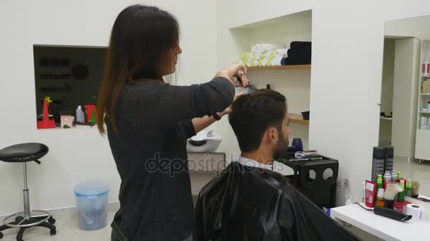 Penteado masculino em uma barbearia ou salão de cabeleireiro. Barbearia — Vídeo de Stock