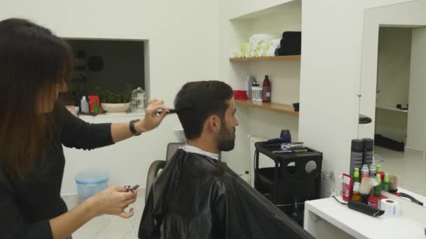 Penteado masculino em uma barbearia ou salão de cabeleireiro. Barbearia — Vídeo de Stock