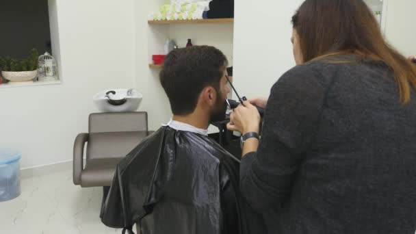 Penteado masculino em uma barbearia ou salão de cabeleireiro. Barbearia — Vídeo de Stock
