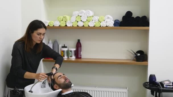 女性理容室洗浄マンの頭 — ストック動画