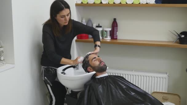 Mulher barbeiro homens de lavagem cabeça — Vídeo de Stock