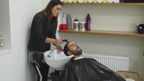 Femme barbier lavage mans tête — Video